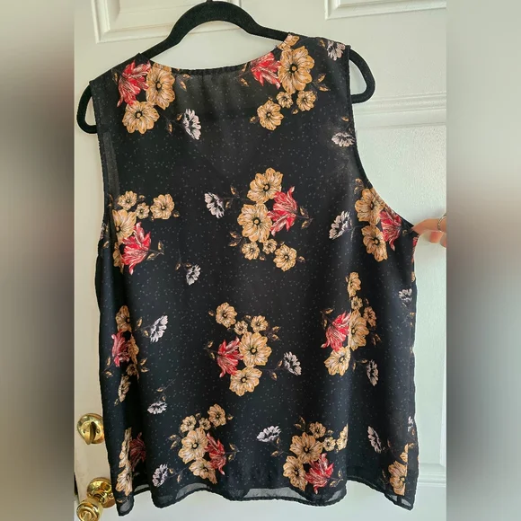 Maurices Flowy Black Floral Sleeveless Zip V-Neck Blouse - Plus Size 2X, EUC - Picture 3 of 7